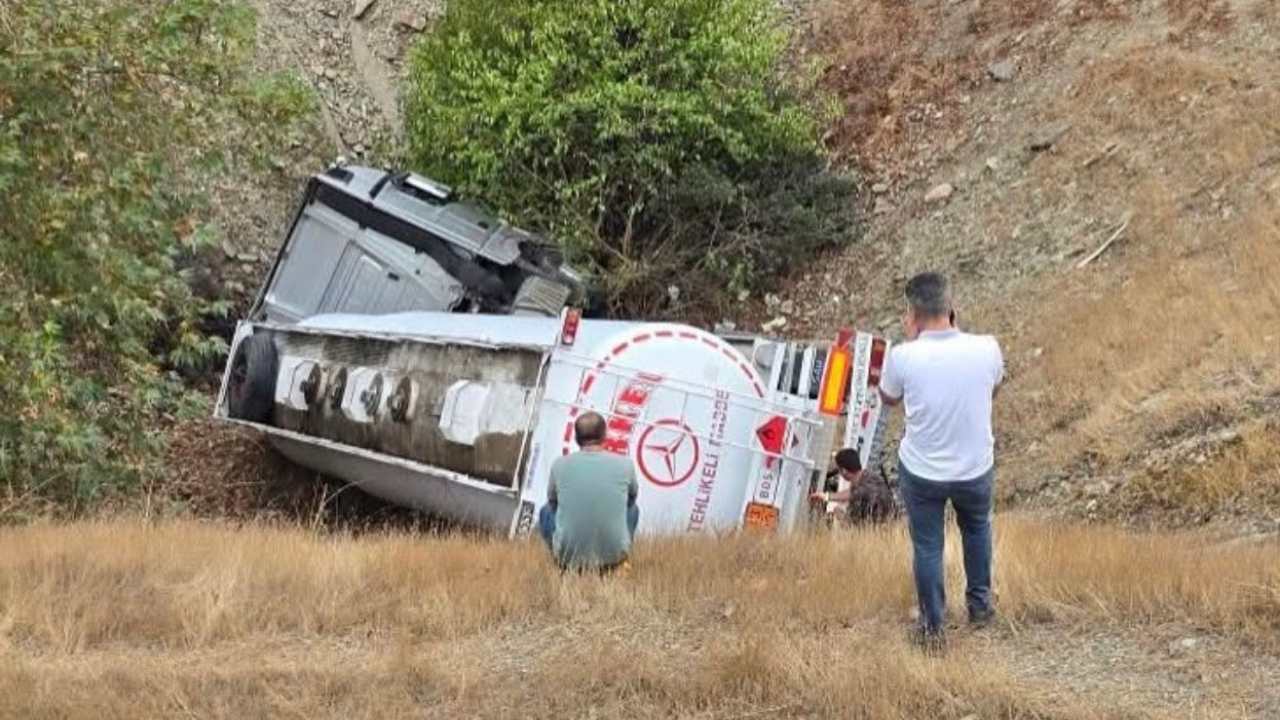 Gaziantep–Osmaniye Yolunda Tehlikeli Anlar Kaygan Zeminde Kontrolden Çıkan Tanker Devrildi (3)