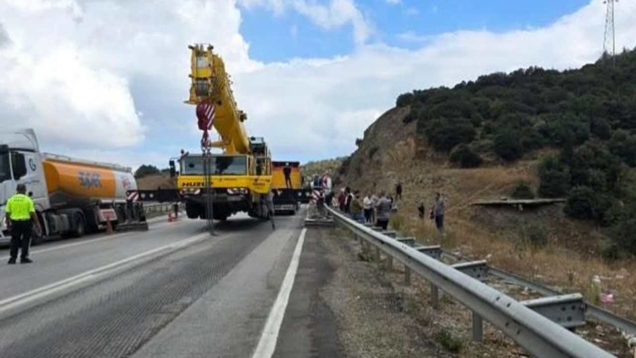 Gaziantep–Osmaniye Yolunda Tehlikeli Anlar Kaygan Zeminde Kontrolden Çıkan Tanker Devrildi (4)
