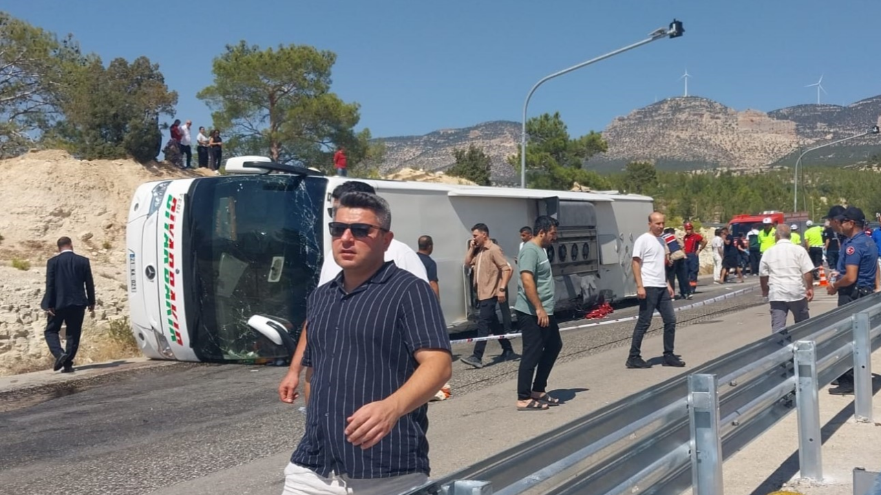 Mersin'de Feci Kaza! Tır ve Otobüs Çarpıştı, 3 Ölü, 7 Yaralı
