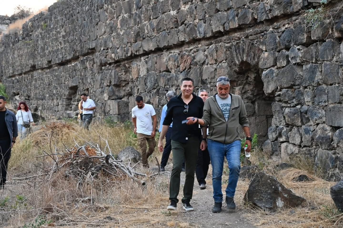 Osmaniye Korkut Ata Üniversitesi (Okü) Rektörü Prof. Dr. Turgay Uzun, Toprakkale Kalesi'nde Devam Eden Kazı Ve Restorasyon Çalışmalarını Yerinde Inceledi 1