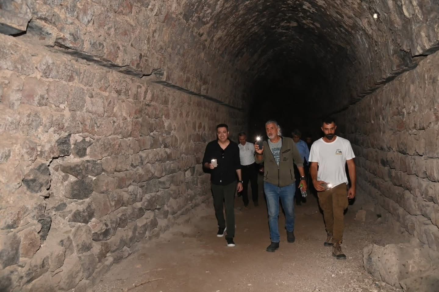 Osmaniye Korkut Ata Üniversitesi (Okü) Rektörü Prof. Dr. Turgay Uzun, Toprakkale Kalesi'nde Devam Eden Kazı Ve Restorasyon Çalışmalarını Yerinde Inceledi..