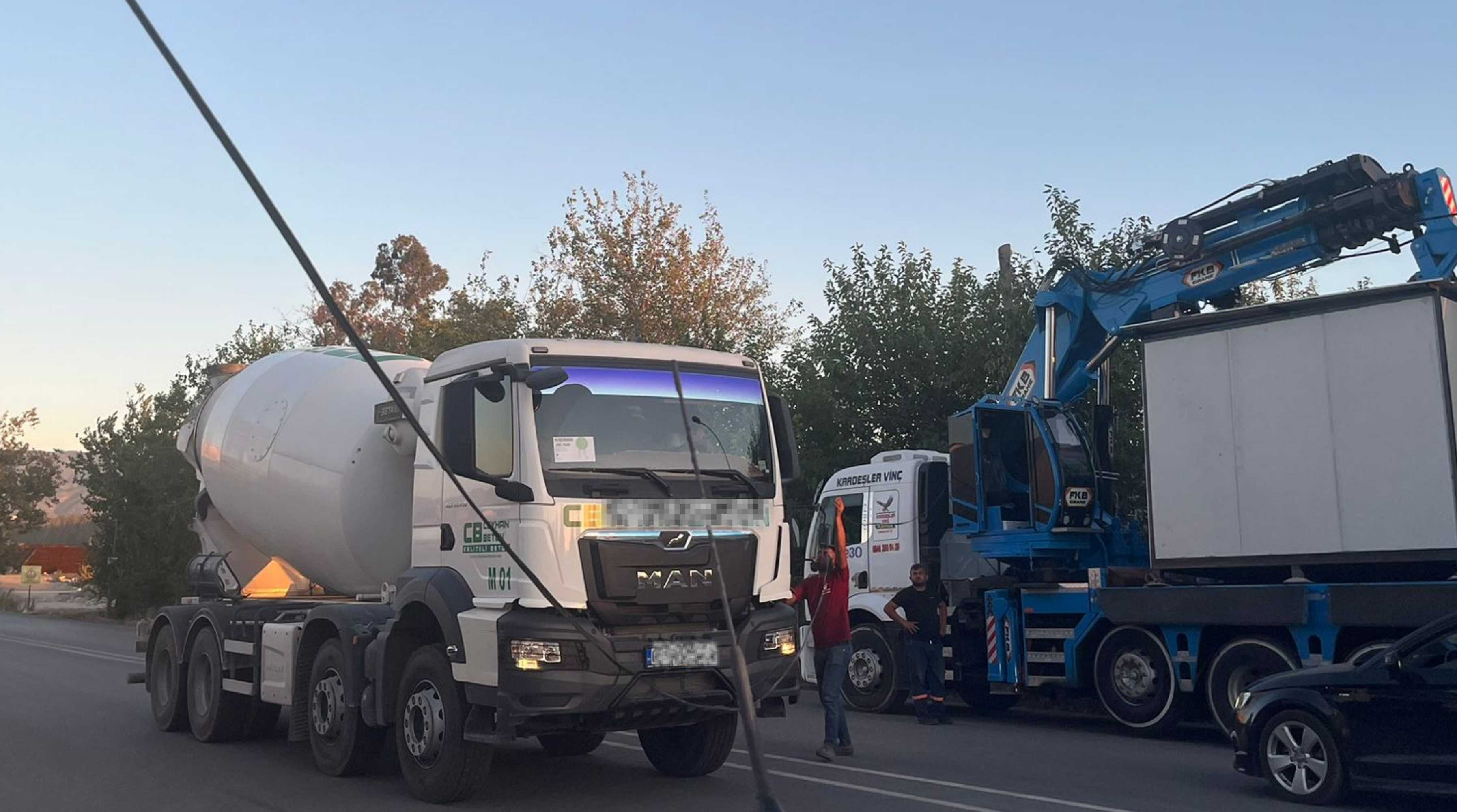 Osmaniye'de Akıl Almaz Görüntü! Caddeye Savrulan Elektrik Kablosu Panik Yarattı (1)