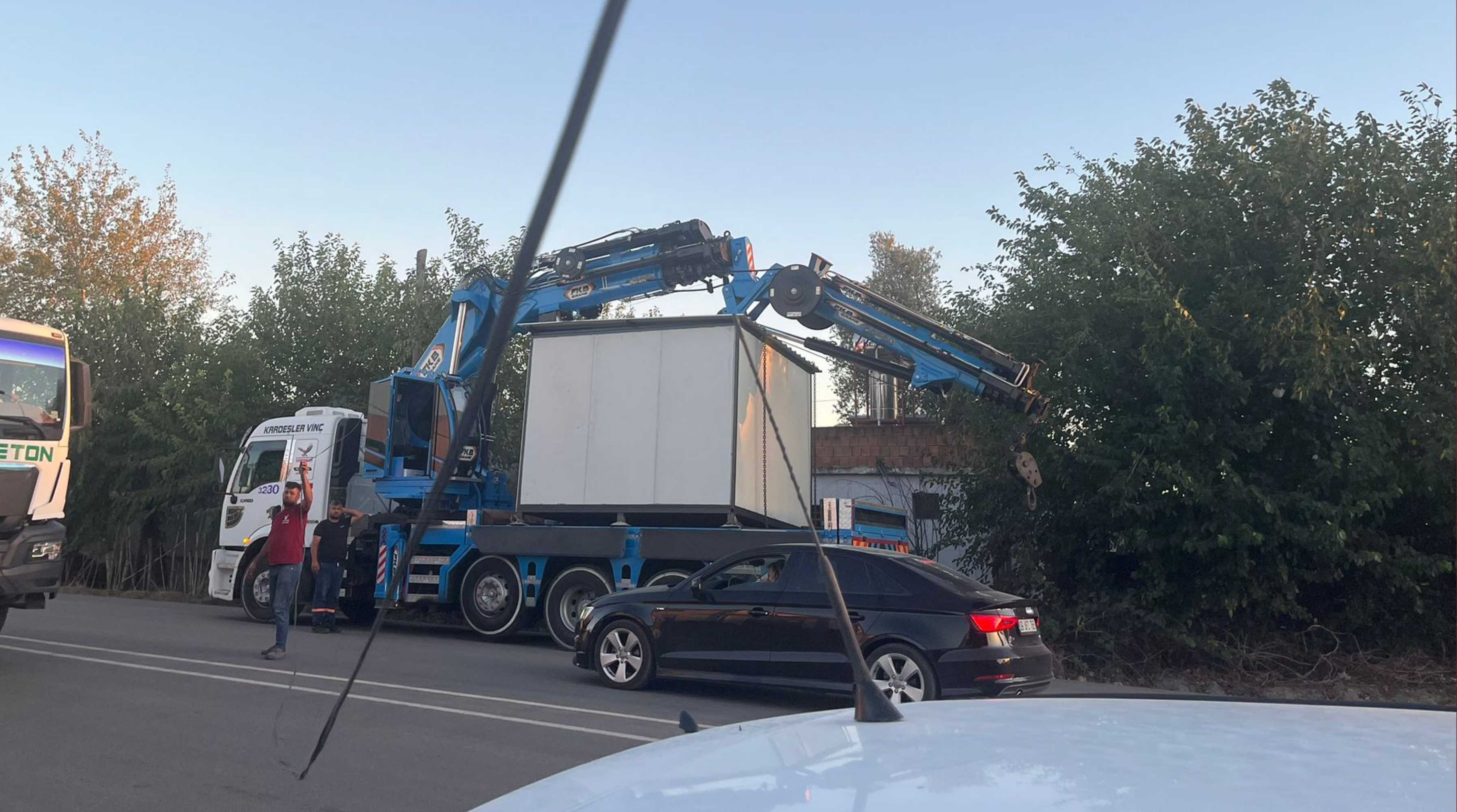 Osmaniye'de Akıl Almaz Görüntü! Caddeye Savrulan Elektrik Kablosu Panik Yarattı (2)