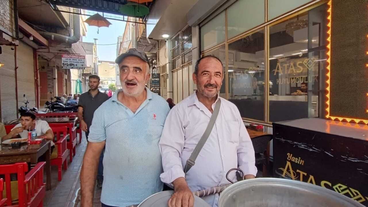 Osmaniye'de Kokusu Sokağı Saran, Sohbeti Gönüllere Dolan Mısır Satıcısı ! (2)