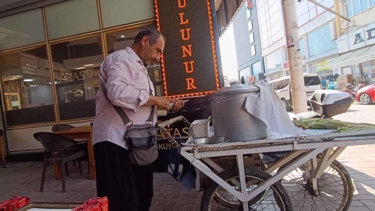 Osmaniye'de Kokusu Sokağı Saran, Sohbeti Gönüllere Dolan Mısır Satıcısı ! (5)