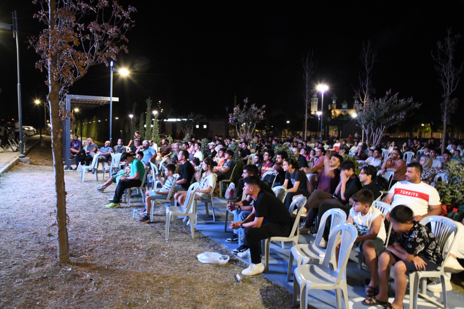 Türkiye Yunanistan Yarı Final Mücadelesinin Heyecanı, Osmaniye Belediyesi'nin Sahne Tir'ında Kurulan Dev Ekranda Vatandaşlarımızla Birlikte Yaşandı
