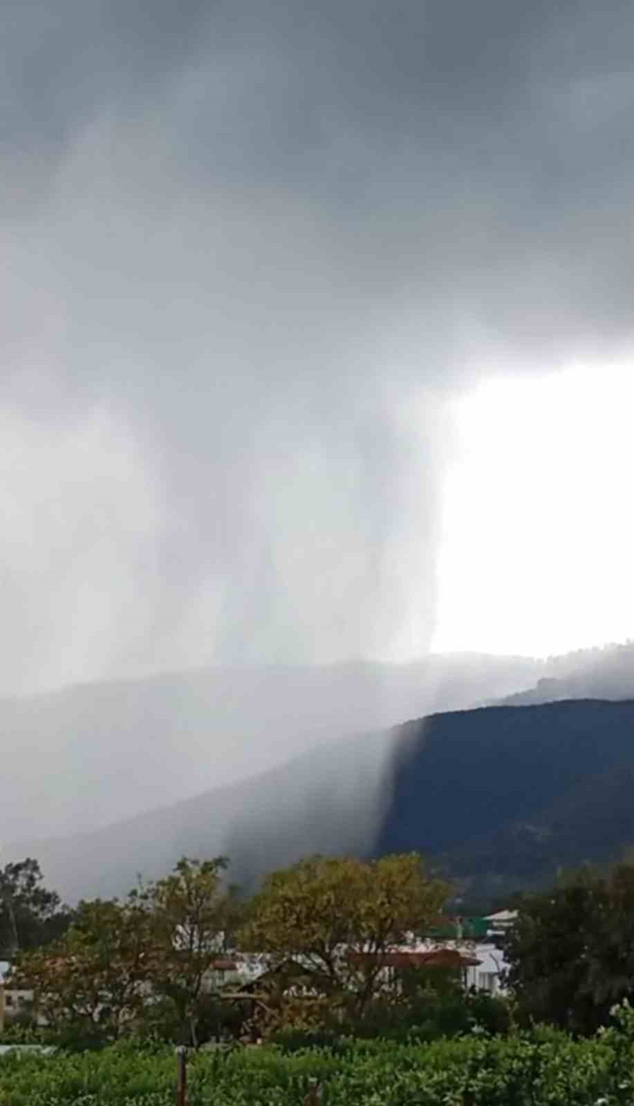 Adana’da Hortum Okulun Çatısını Uçurdu, O Anlar Güvenlik Kamerasına Yansıdı 1