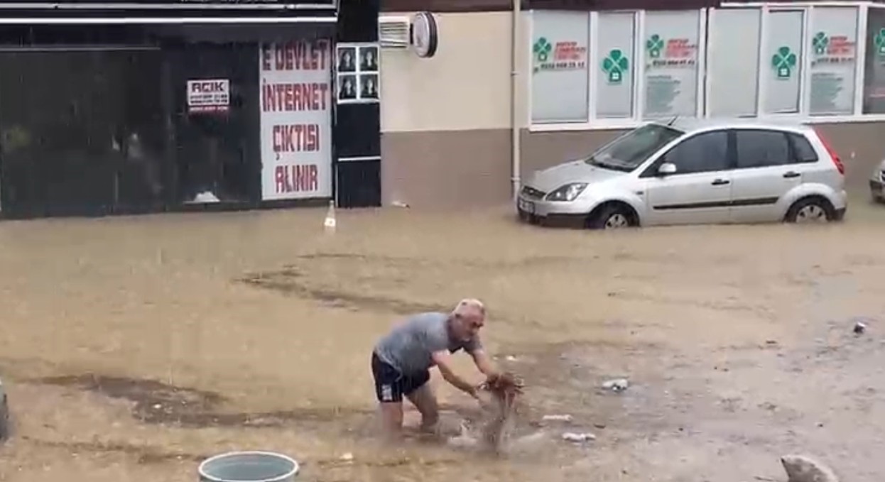 Antalya’da Sağanak Yolları Göle Döndürdü, Araçlar Mahsur Kaldı 1