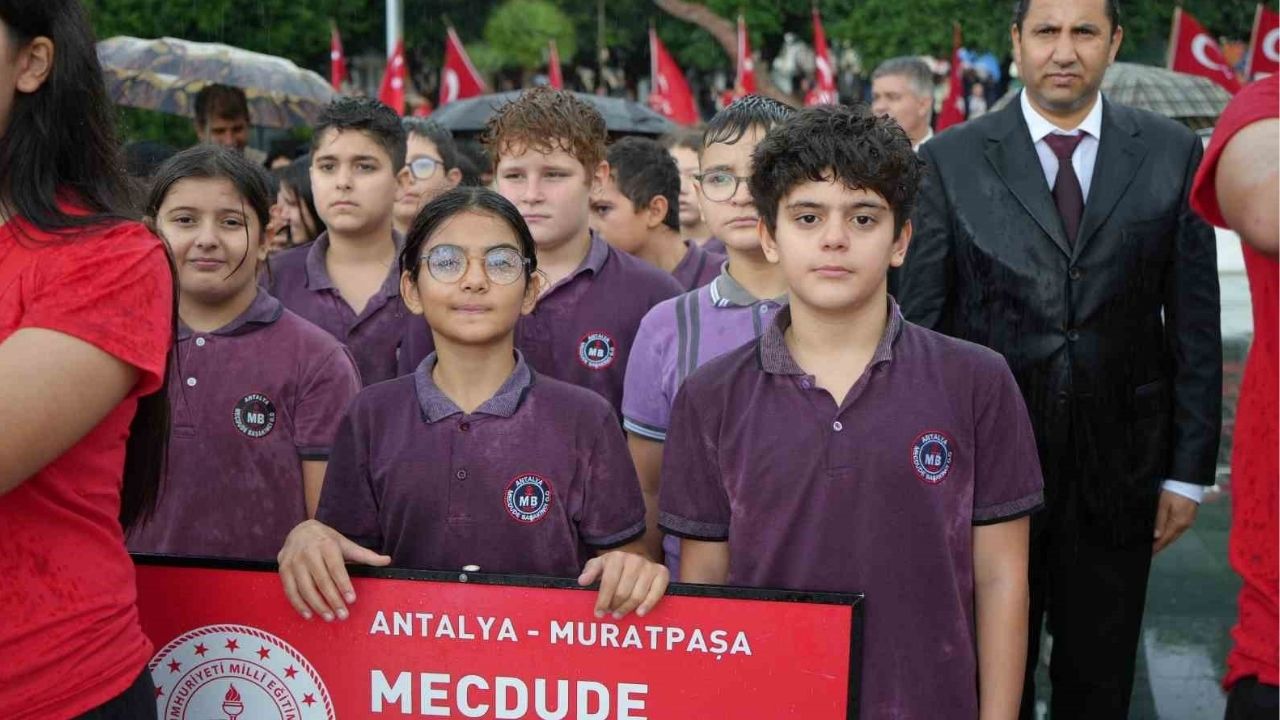 Antalyada Yağmurun Altında 29 Ekim Kutlamaları