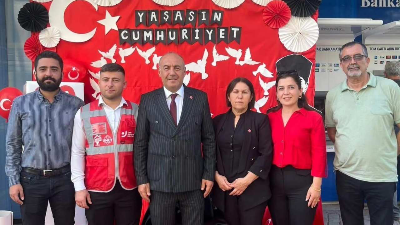 Chp Kadirli İlçe Başkanlığı’ndan Uzun Çarşı’da Coşkulu 29 Ekim Kutlaması (1)