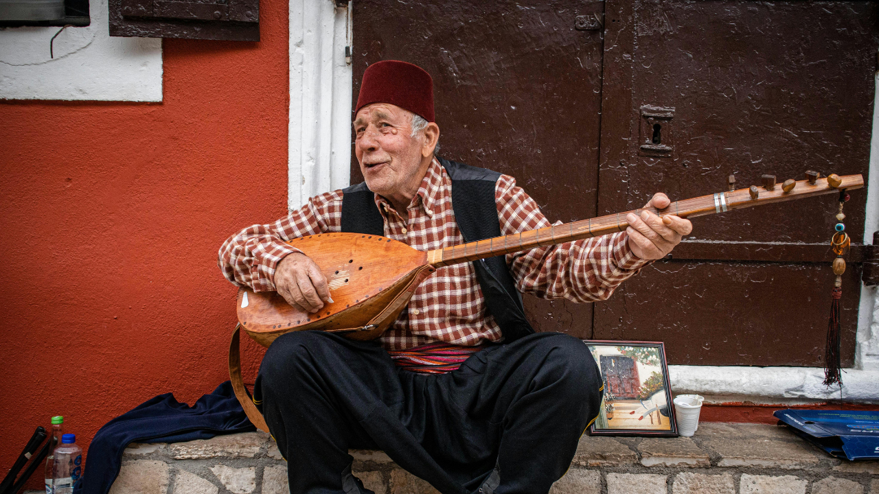 Deniz Kenarına Enmeyeydin” Ve “Gökyüzünde Tüten Olsam