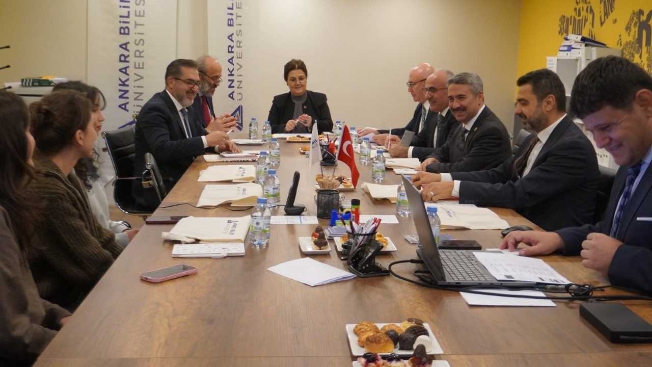 Derya Yanık’tan Üniversite Ziyaretinde Kritik Açıklamalarderya Yanık’tan Üniversite Ziyaretinde Kritik Açıklamalar (2)