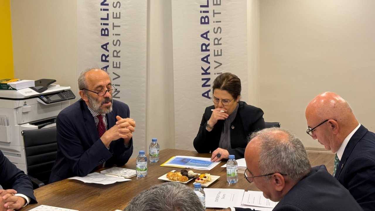 Derya Yanık’tan Üniversite Ziyaretinde Kritik Açıklamalarderya Yanık’tan Üniversite Ziyaretinde Kritik Açıklamalar (3)