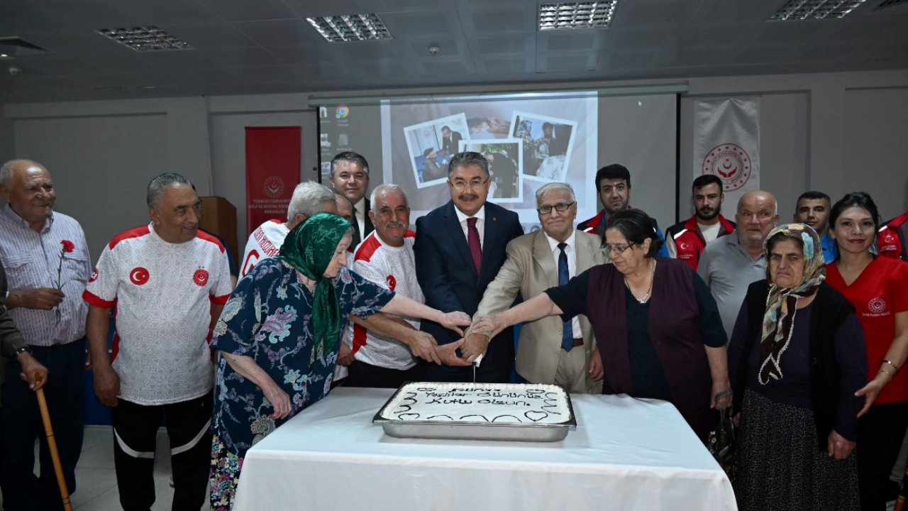 Dr Erdi̇nç Yilmaz Vali̇ Osmani̇ye Vali̇si̇ Yaşlilar Günü