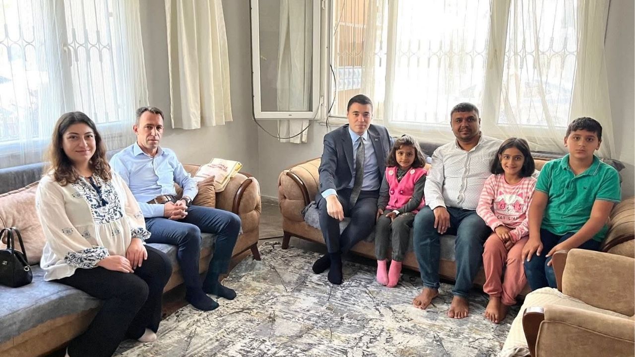 Istikalal Marşnın Altında Islanan Küçük Kız