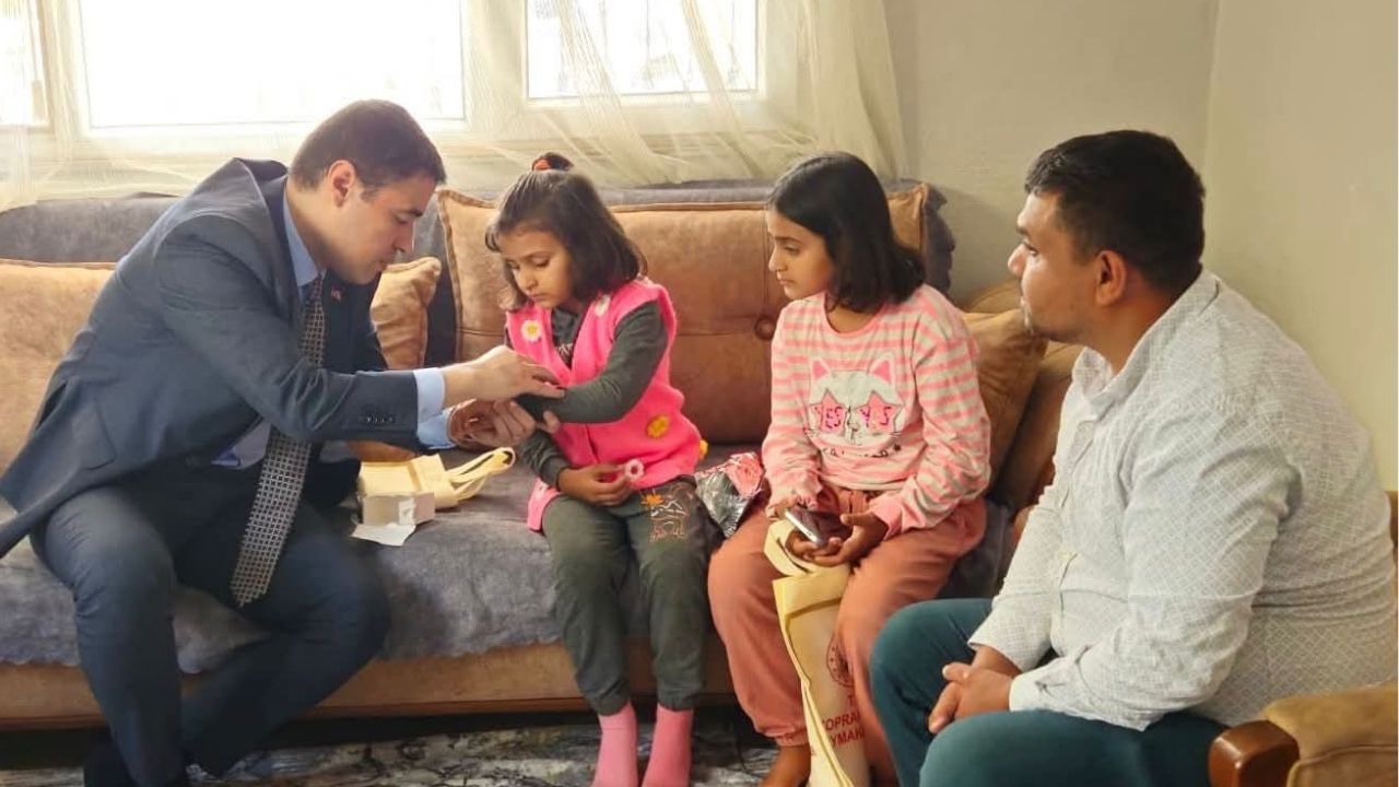 Istiklal Marşının Altında Islanan Küçük Kız