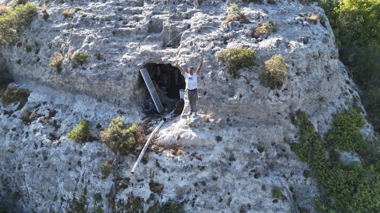 Mağarada Yaşayan Adam