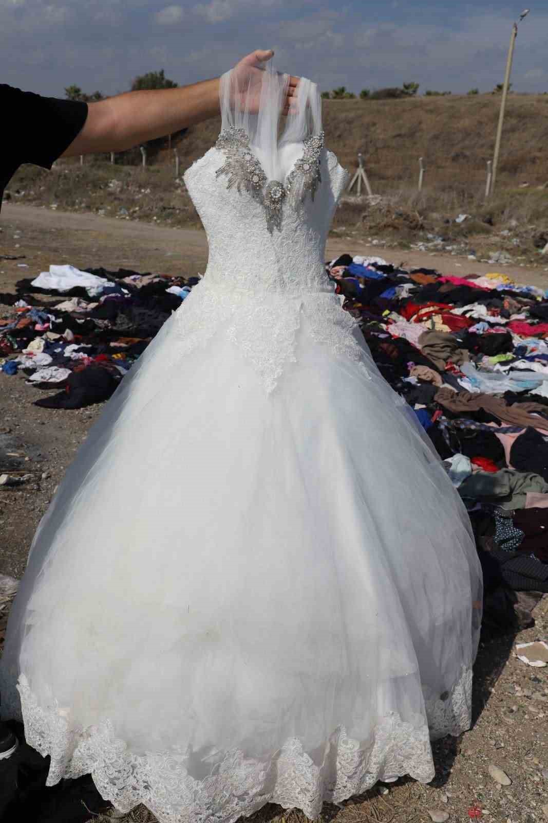 Mersin Sahilinde Tepki Çeken Görüntü Tonlarca Tekstil Atığı Sahile Döküldü 1