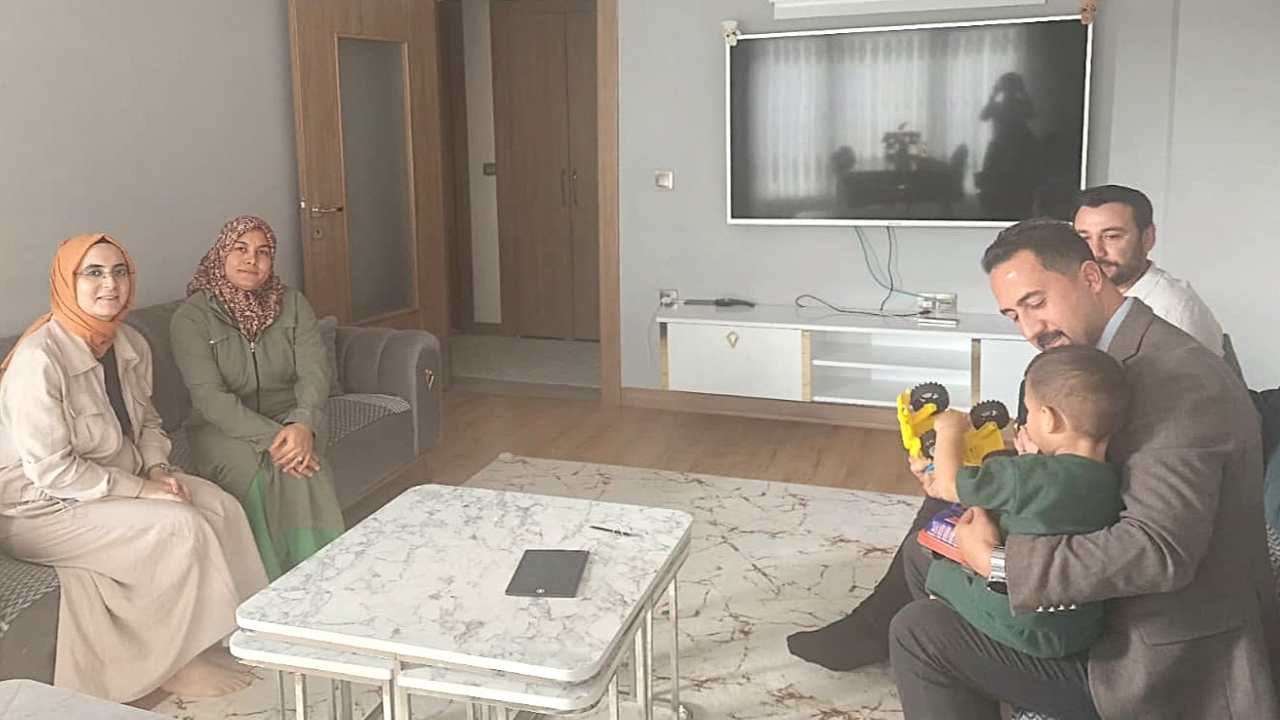 O Büyük Yürekler Yalnız Değil Osmaniye, Koruyucu Ailelere Evlerinde Teşekkür Etti (2)