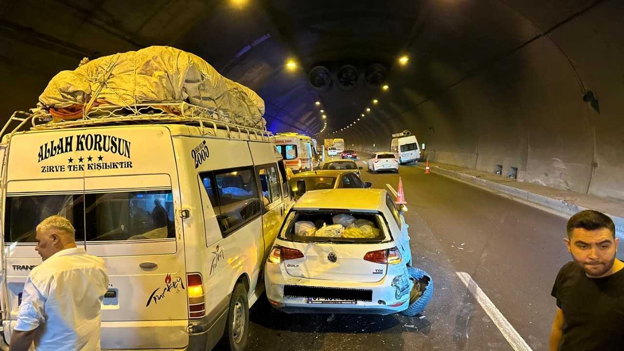 Osmaniye Bahçe Kızlaç Tüneli'nde Zincirleme Trafik Kazası Yaralılar Var (2)