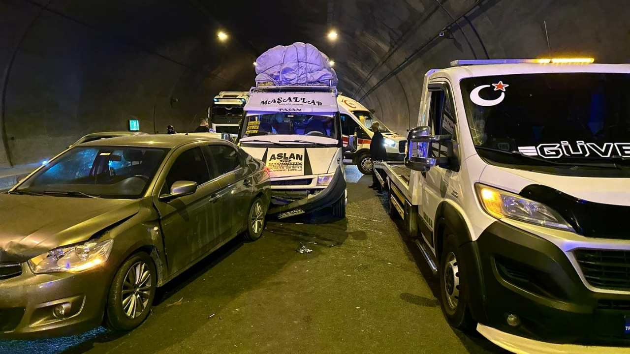 Osmaniye Bahçe Kızlaç Tüneli'nde Zincirleme Trafik Kazası Yaralılar Var (3)