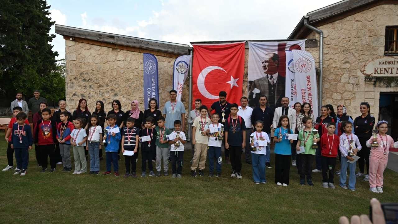 Osmaniye Kadirli'de Şampiyon Satranççılar Ödüllerine Kavuştu (2)