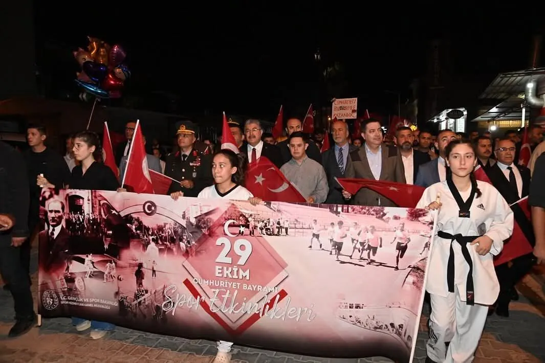 Osmaniye Sokakları Kırmızı Beyaza Büründü!