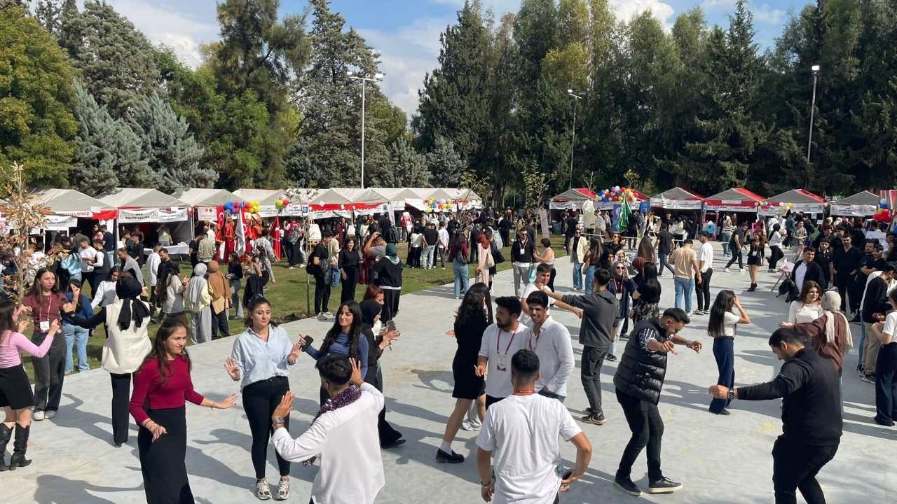 Osmaniye’de Kampüs Şenlendi Öğrenciler Kulüpler Tanıtım Günleri’nde Buluştu (2)