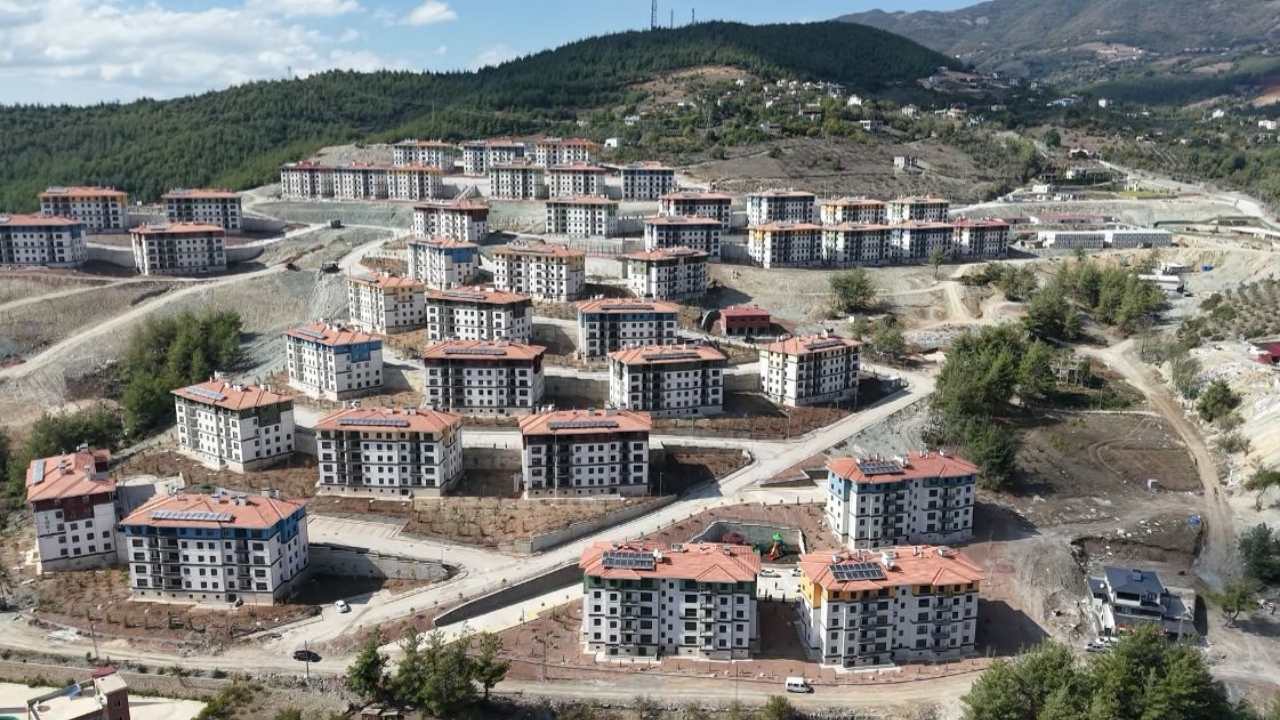Osmaniye'nin Bahçe İlçesinde Vali Yılmaz, Deprem Konutlarında İnceleme Yaptı (2)