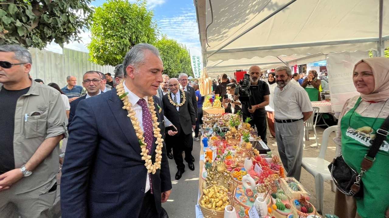 Osmaniye’nin Kalbinde Festival Coşkusu Başkan Çenet Standları Ziyaret Etti (3)