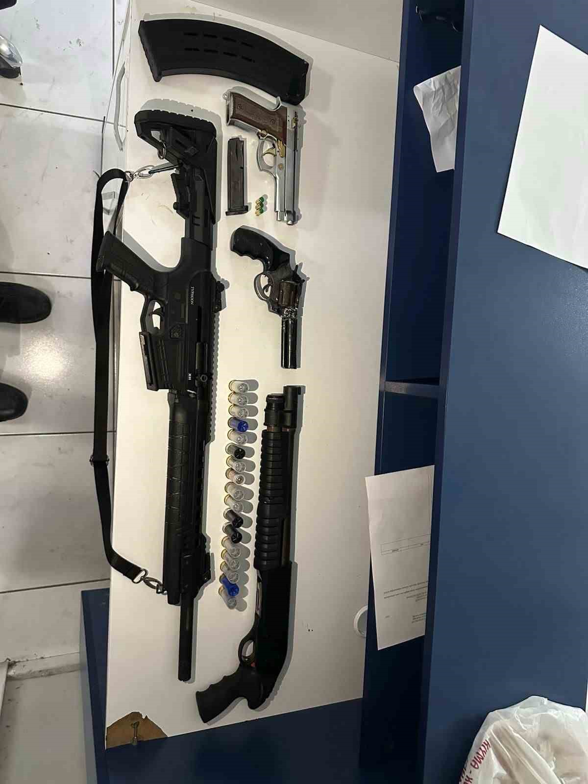 Polis Süsü Verip Çakarla Gezdi, Havaya Ateş Açıp Çocukların Üzerini Aradı Adana