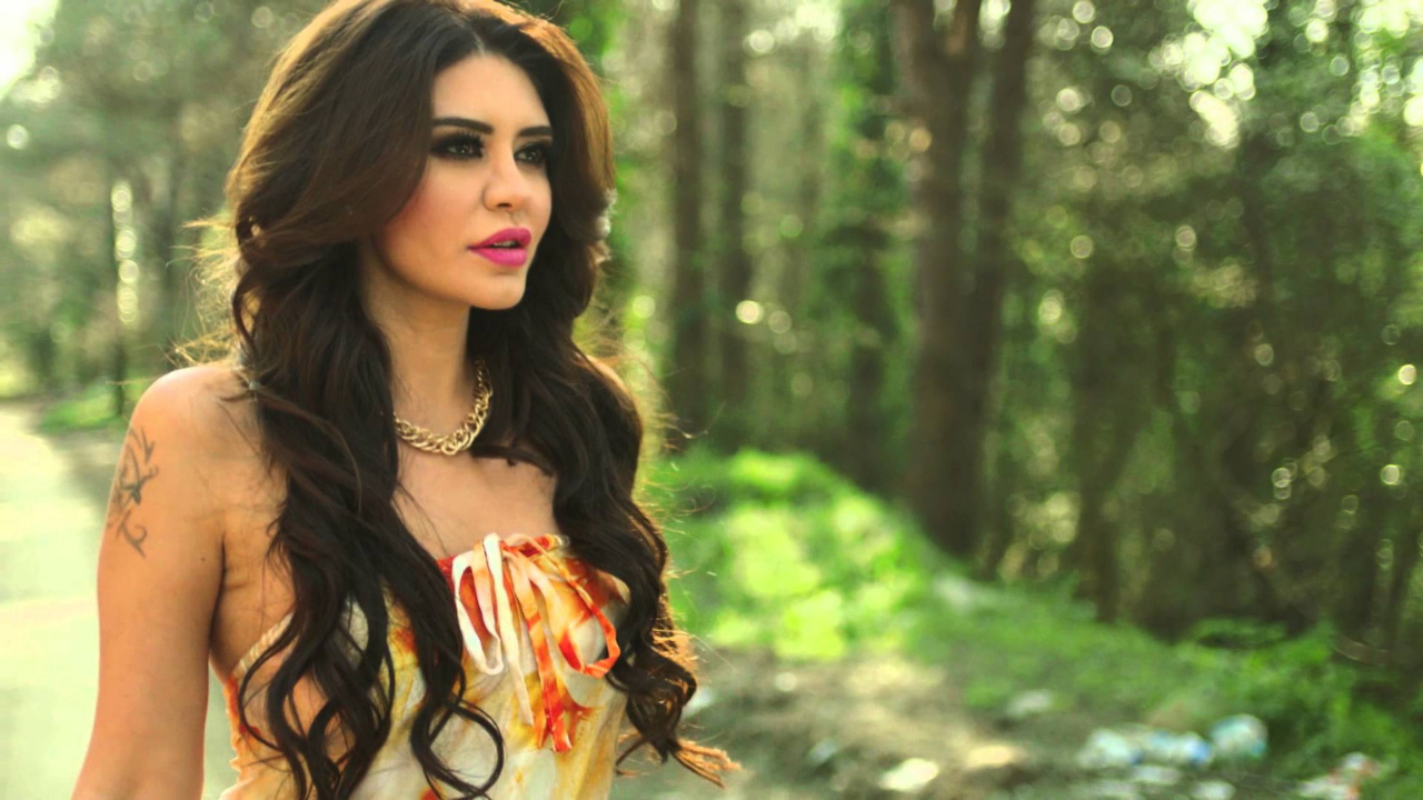 Şarkıcı Ve Avukat Ebru Polat Adliyede Farklı Tarzıyla Dikkat Çekti