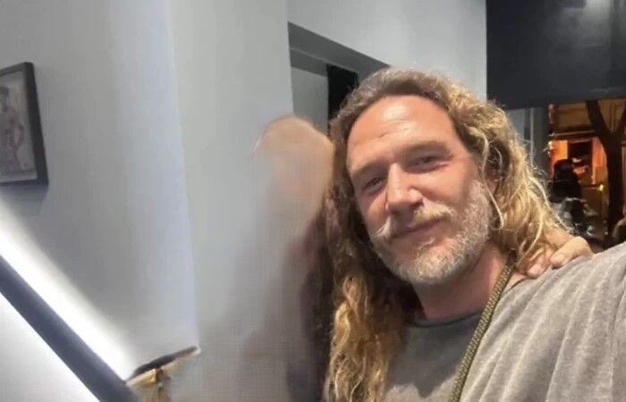 Sezen Aksu’nun Oğlu Mithat Can Özer’in Son Hali Şaşırtıyor! Bambaşka Görünümüyle Dikkat Çekti-1