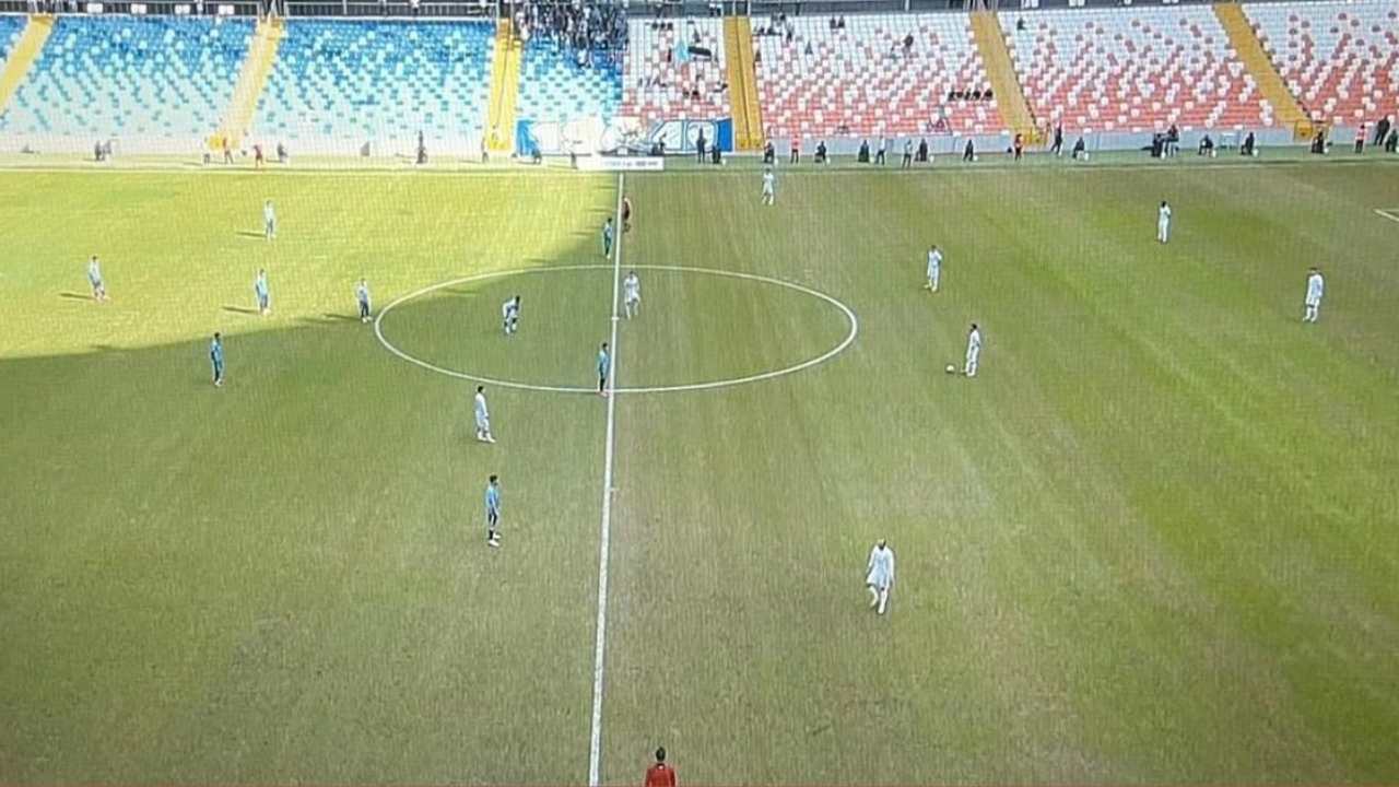 Şok Görüntüler! Adana Demirsporlu Futbolcular 1 Dakika Hareketsiz Kaldı (1)