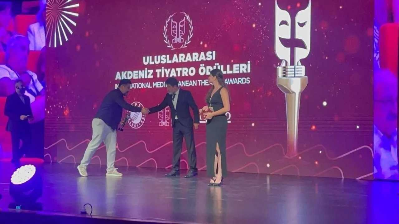 Tiyatro Işığında Bir Osmaniyeli! Osmaniye Valisi'nden Emek Ödüllü Sanatçıya Onur (1)