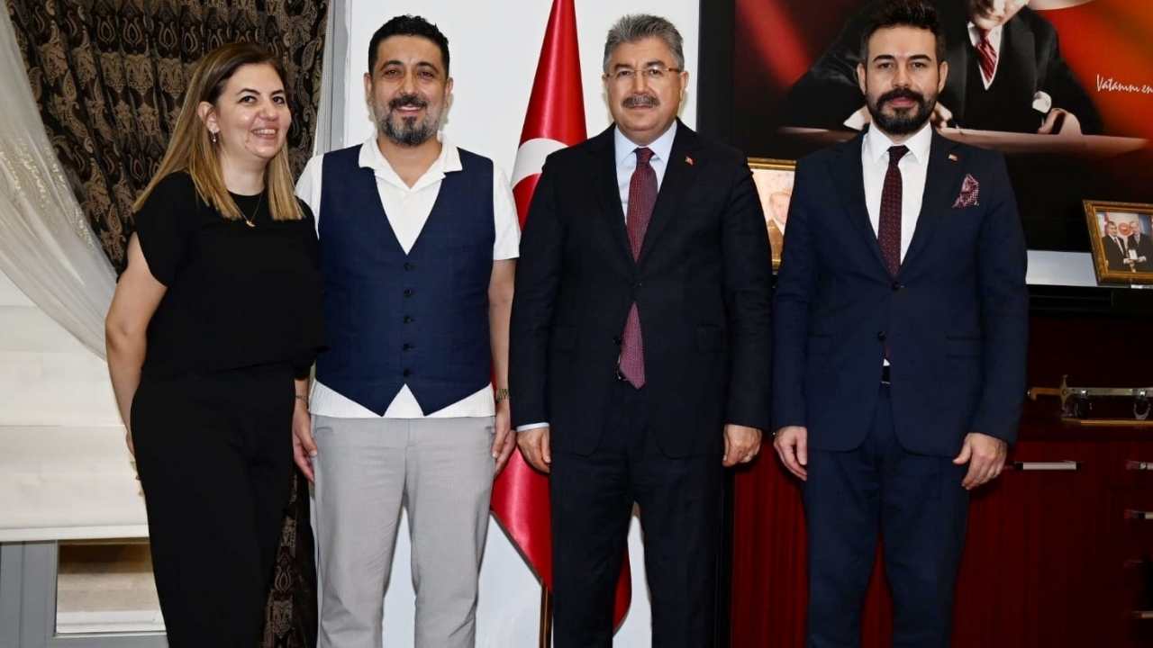 Tiyatro Işığında Bir Osmaniyeli! Osmaniye Valisi'nden Emek Ödüllü Sanatçıya Onur (2)