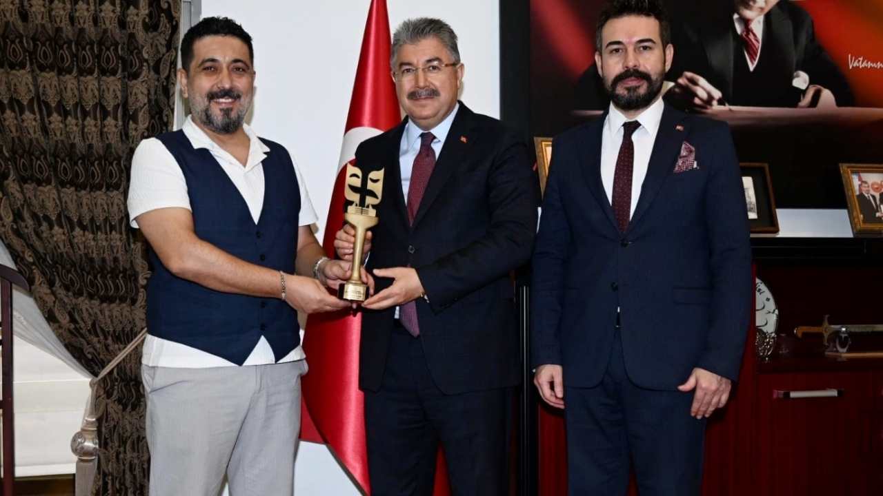 Tiyatro Işığında Bir Osmaniyeli! Osmaniye Valisi'nden Emek Ödüllü Sanatçıya Onur (3)