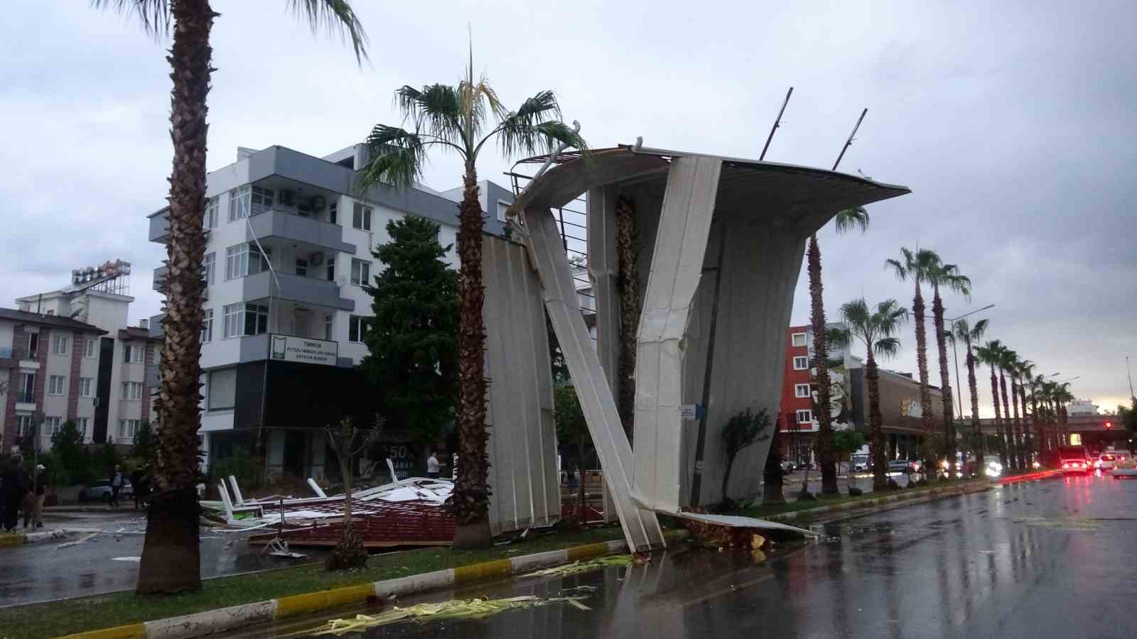 Tonlarca Ağırlıktaki Çatının Fırtınada Uçtuğu Anlar Kamerada 1