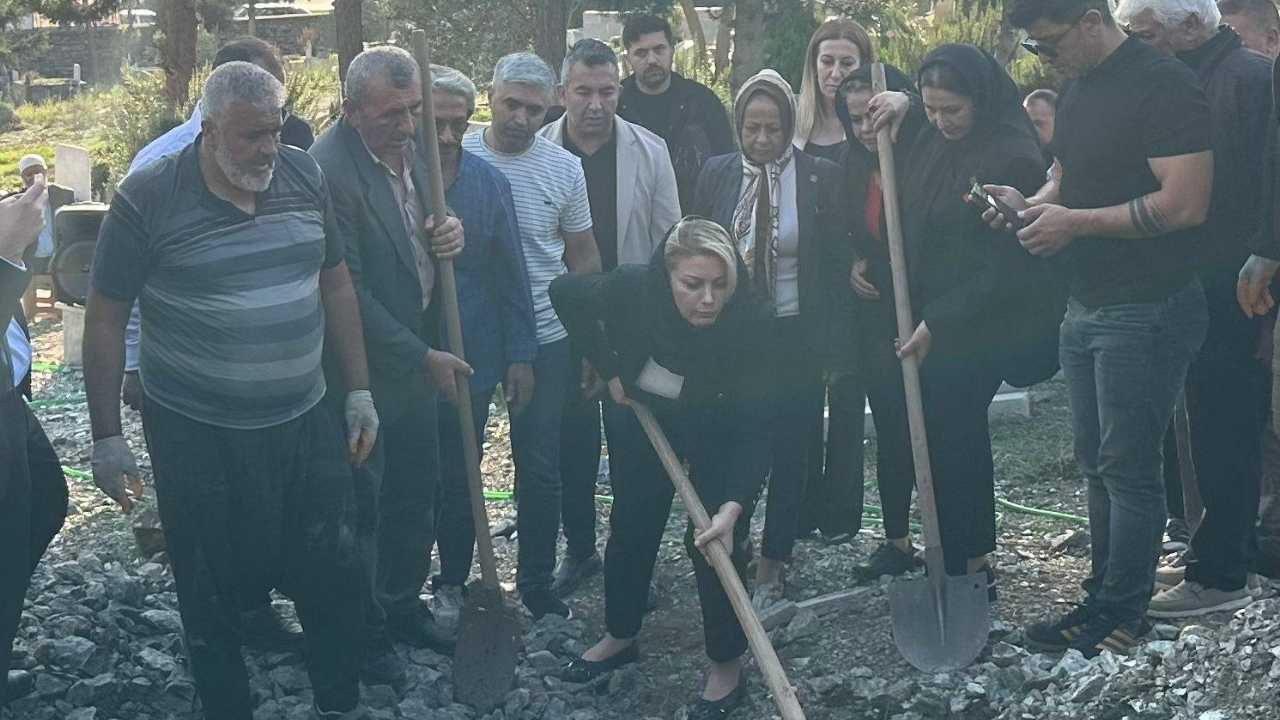 Türkiye’yi Sarsan Kadın Cinayeti Ebru Kaya Osmaniye’de Toprağa Verildi (1)