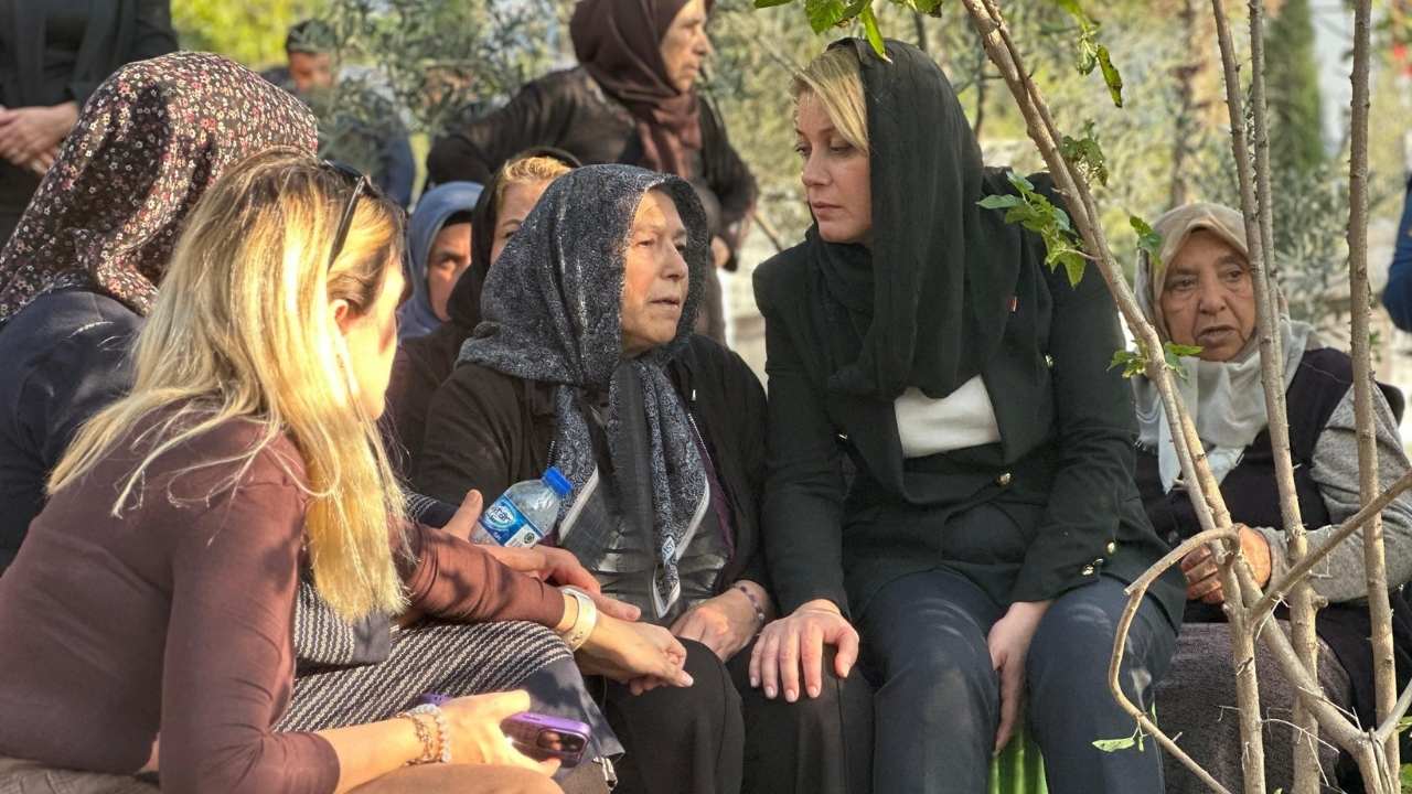 Türkiye’yi Sarsan Kadın Cinayeti Ebru Kaya Osmaniye’de Toprağa Verildi (2)