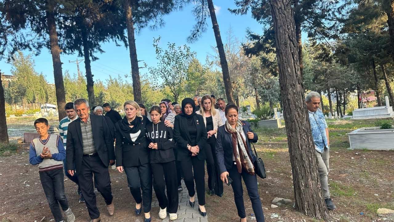 Türkiye’yi Sarsan Kadın Cinayeti Ebru Kaya Osmaniye’de Toprağa Verildi (3)