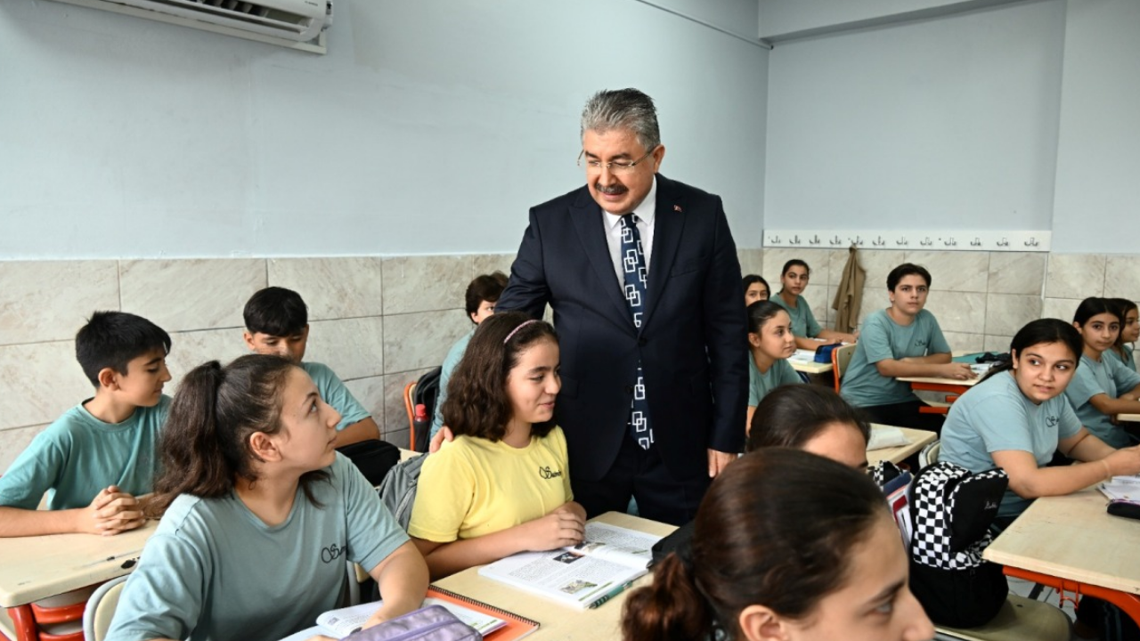 Vali Erdinc Yilmaz Saimbey Ortaokulu Ziyareti.jpg 2