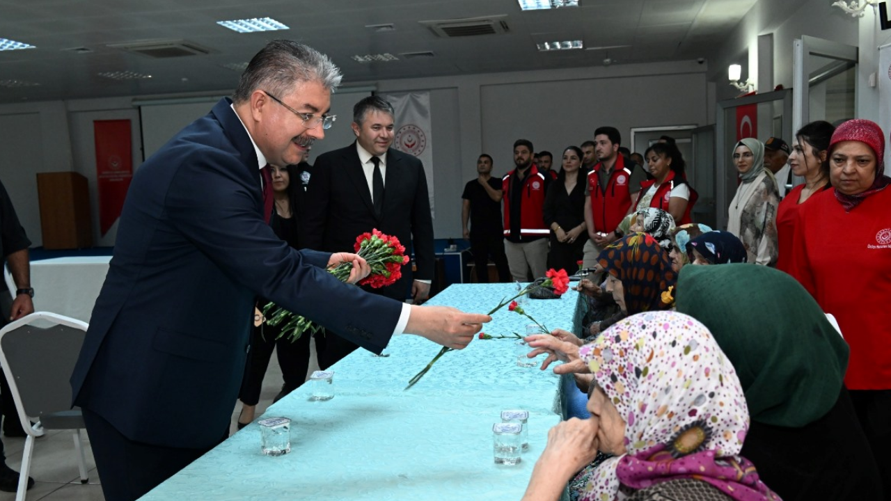 Yaşlilar Günü Vali̇ Dr Erdi̇nç Yilmaz 2