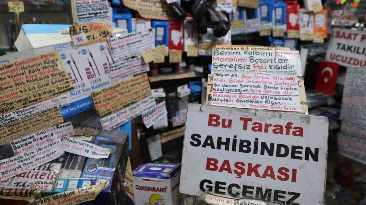 Adana’da 44 Yıllık Esnafın Iş Yerindeki “Hayat Notları” Dikkat Çekiyor