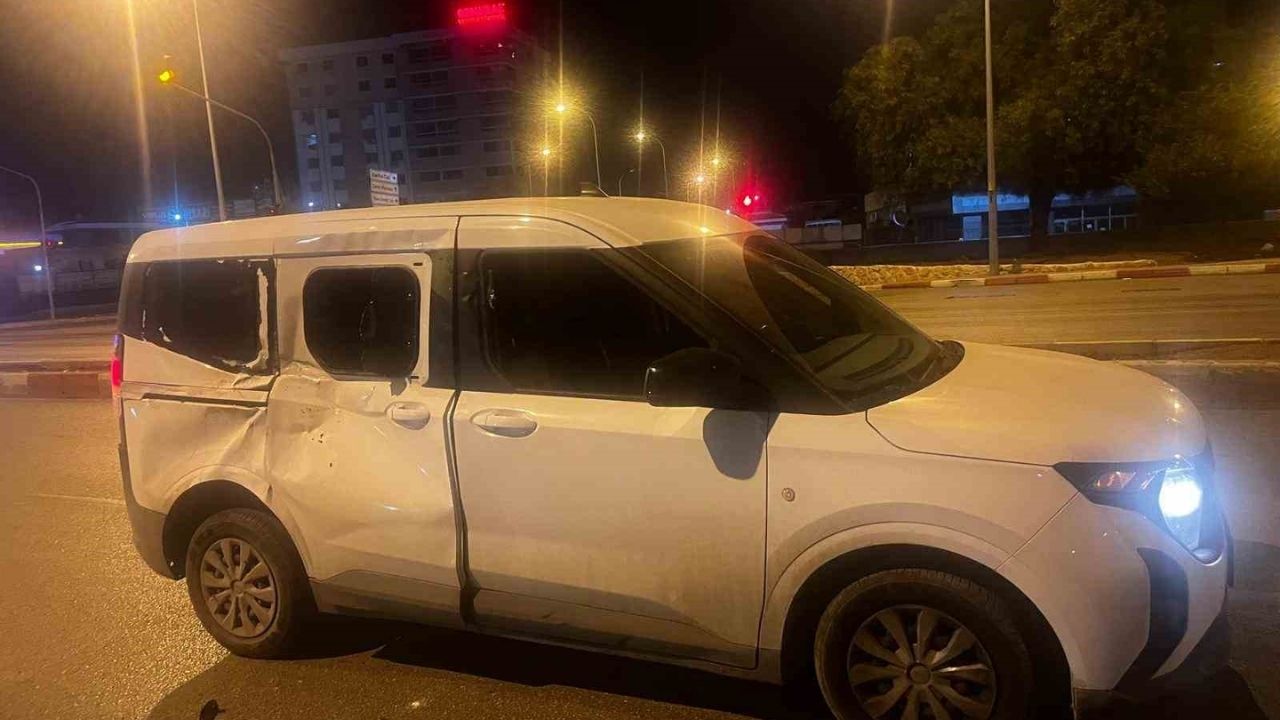 Adana’da Başıboş At Bulvarda Araca Çarptı