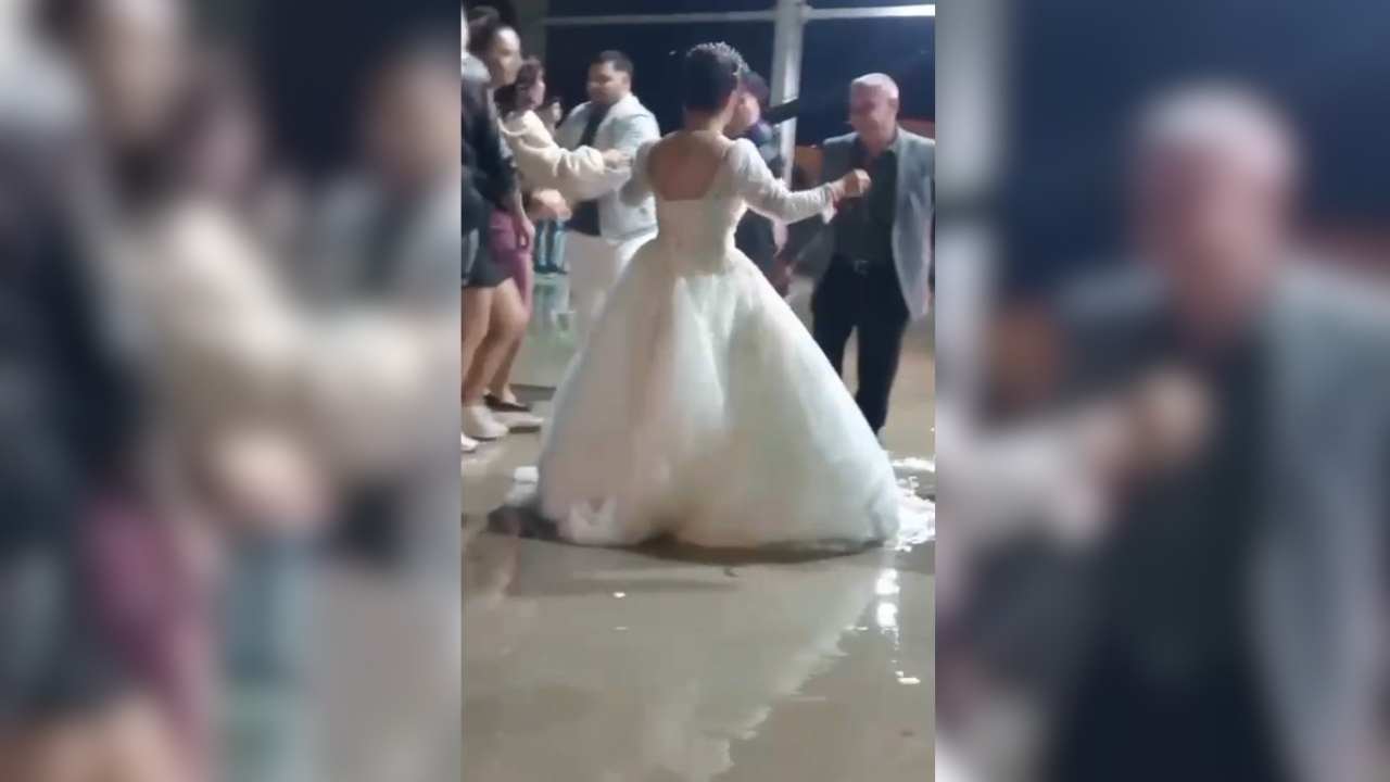 Antalya Düğünleri Artık Yüzme Havuzlu' Paçaları Sıvayıp Halaya Devam Ettiler (1)