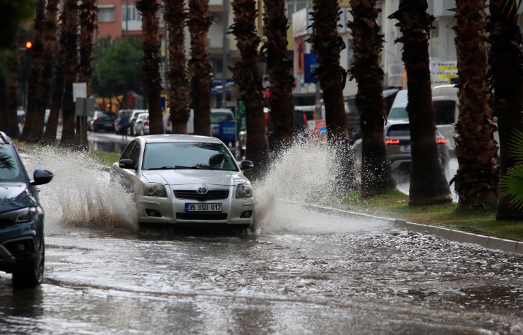 Antalya’da Şiddetli Yağış Ve Yıldırımlar Etkili Oldu 1