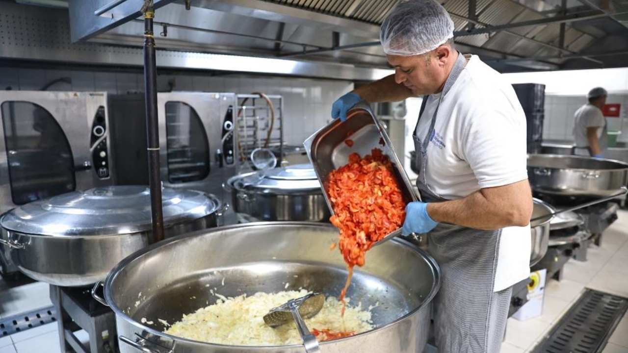 Bu Görüntüler Tüm Türkiye'ye Örnek Olmalı! Alanya'da Kimsesiz Bırakılmadılar... (2)