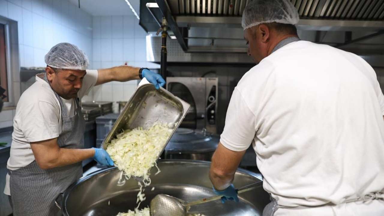 Bu Görüntüler Tüm Türkiye'ye Örnek Olmalı! Alanya'da Kimsesiz Bırakılmadılar...