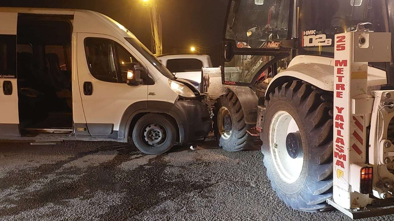 Dikkatsizlik Faciaya Yol Açıyordu Osmaniye’de Traktör Ve Minibüs Çarpıştı (1)